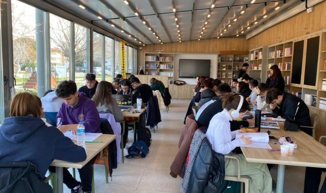 Bayraklı kütüphaneleri gençlerin hayallerine kapı açtı