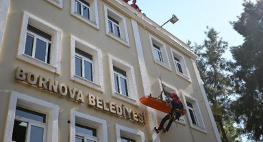 Bornova Belediyesi’nde yangın tatbikatı: Tahliye ve kurtarma çalışmaları gerçeğini aratmadı