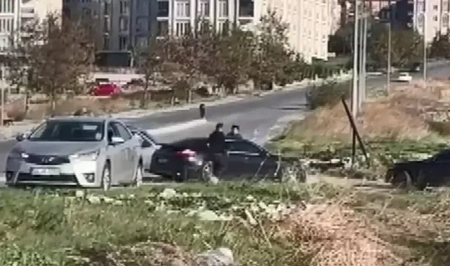 Büyükçekmece’de otomobiliyle husumetlisinin aracına defalarca çarptı