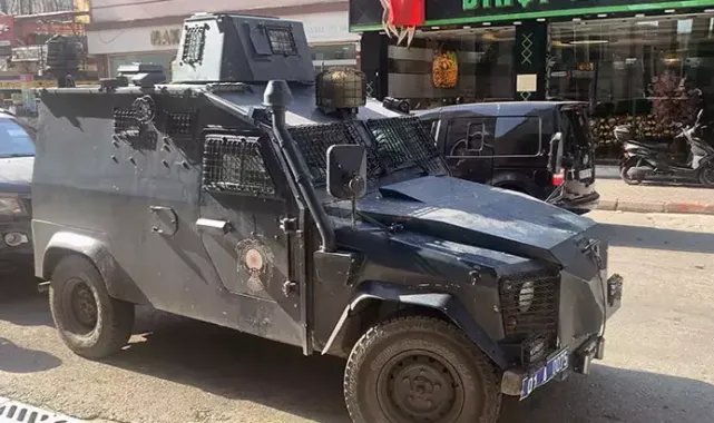 Caddede, yol kenarında el bombası bulundu