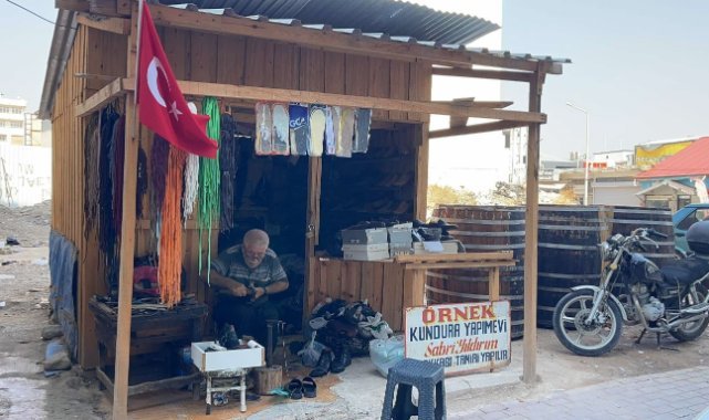 Depremzede esnaf, kendi yaptığı 3 metrekarelik kulübede mesleğini sürdürüyor