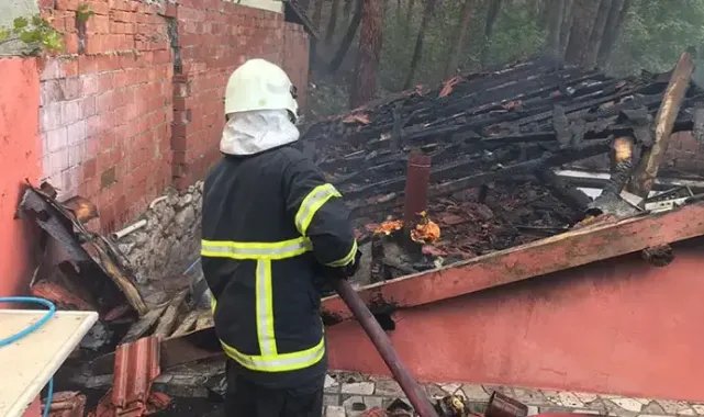 Evde çıkan yangın, bitişiktekine de sıçradı