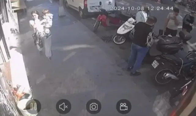 Fatih'te kucağında bebekle motosiklet kaskı çaldı