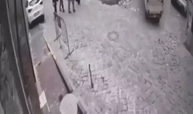 Fatih'te sürücüsünün el frenini çekmeyi unuttuğu minibüs kaydı