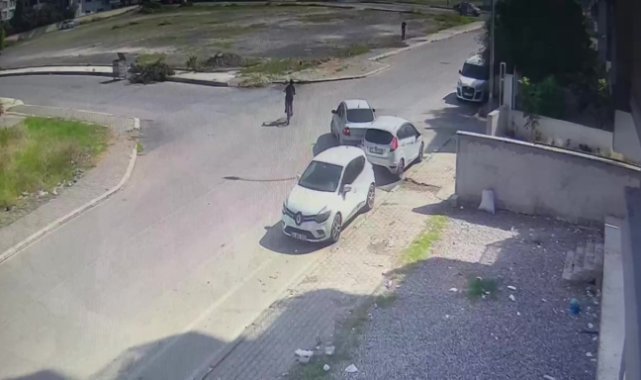 Geri geri gelirken park halindeki araca çarptı, bir şey olmamış gibi uzaklaştı