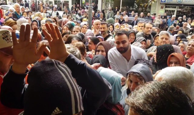 İndirimli ürünleri almak için birbirlerini ezdiler