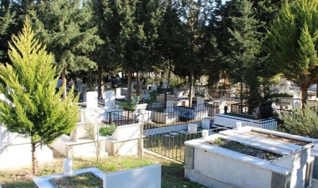 İzmir Büyükşehir Belediyesi mezarlıklara zarar verenlerden şikayetçi oldu