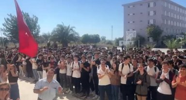 İzmir’de 48 yıllık öğretmene duygusal veda