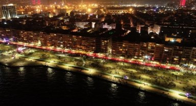 İzmir’de en büyük bayrama en görkemli kutlama: Dev Türk bayraklı kortej, fener alayı ve törenler