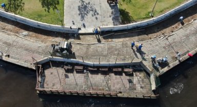İzmir Kordon’da deniz taşkınlarına karşı beton bariyerlerin kurulumuna başlandı