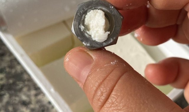 Kahvaltı için aldığı peynirden metal somun çıktı