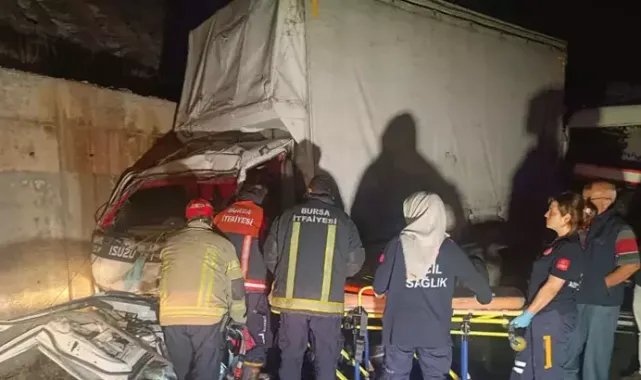 Kaza yapan kamyon vinçle kaldırılırken zincirleme kaza meydana geldi: 4 yaralı