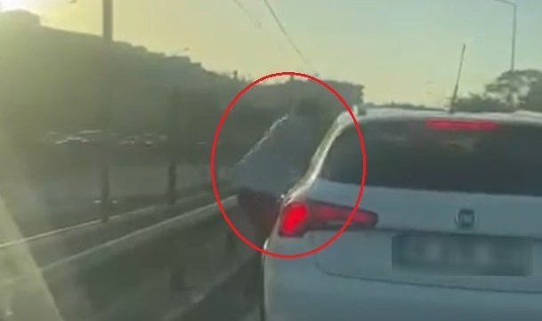 Kendisine yol vermeyen sürücüyü direksiyon başında yumrukladı