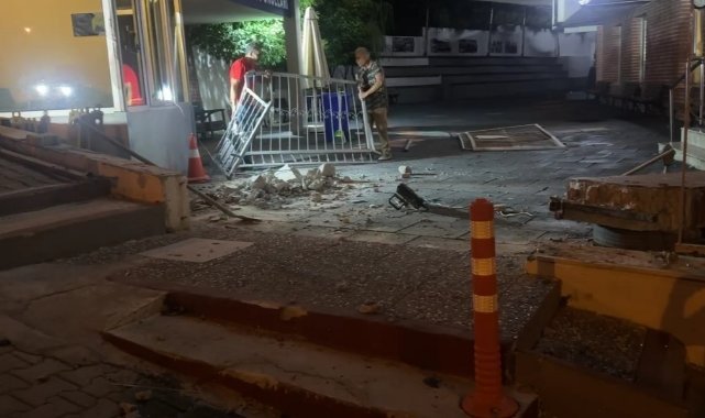 Kontrolden çıkan araç okul kapısını kırıp içeri girdi