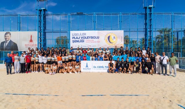 Liseli gençlerden plaj voleybolu ve müzik şöleni