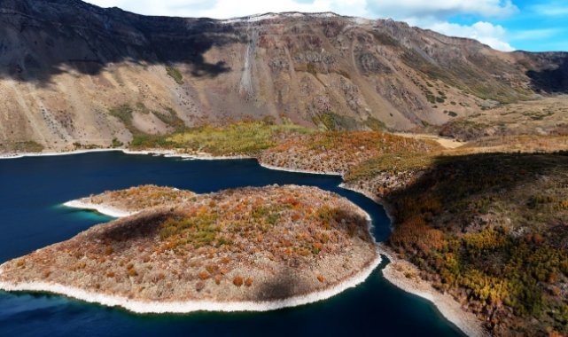 Nemrut Kalderası'nın bir yanı sonbahar bir yanı kış
