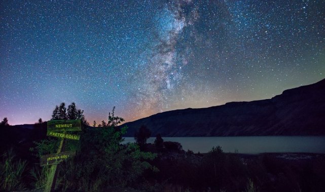 Nemrut’taki göllerle yıldızların buluşması hayran bırakıyor