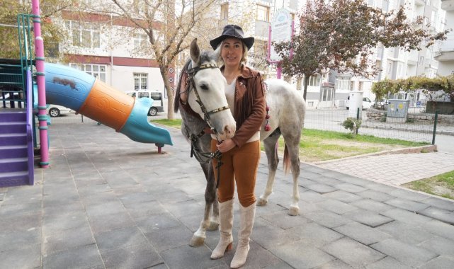 Niğde’nin kadın kovboy muhtarı, atıyla mahalle sakinlerini ziyaret ediyor