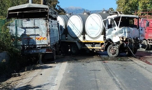 Ödemiş'te kamyonlar kafa kafaya çarpıştı
