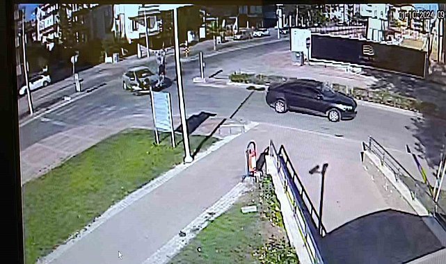 Otomobile çarpan motosikletteki anne ile oğlu metrelerce havaya fırlayıp savruldu