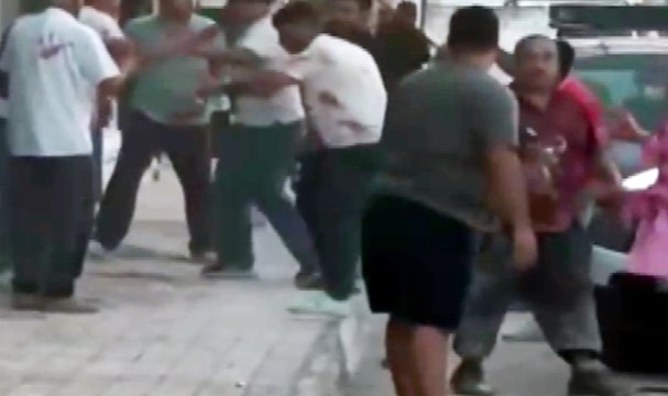 Polisi aradı, kavgayı görüntülemeye devam etti