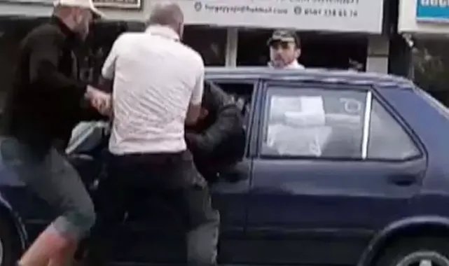 Sürücüyü aracın camından çıkarıp, dövdüler