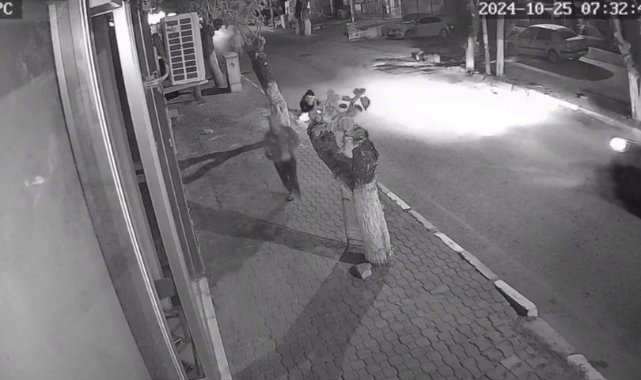 Takıntılı komşu genç kızı sokak ortasında boynundan bıçaklayıp darp etti