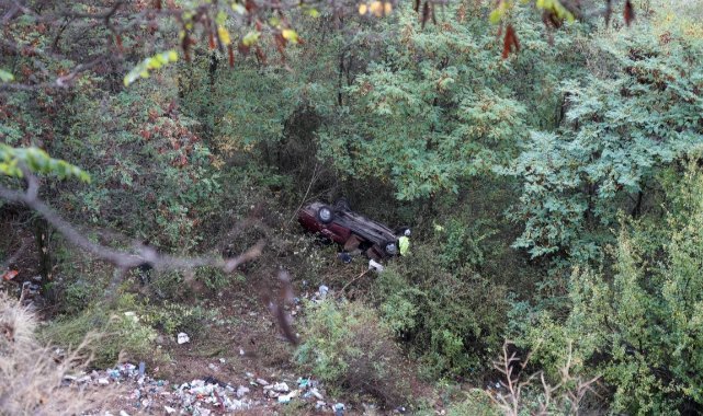 Uçuruma düşen otomobilden sağ çıktılar, 200 metrelik uçurumda kurtarılmayı beklediler