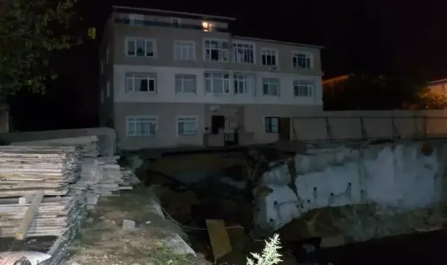 Üsküdar'da yol çöktü; 3 katlı bina boşaltıldı
