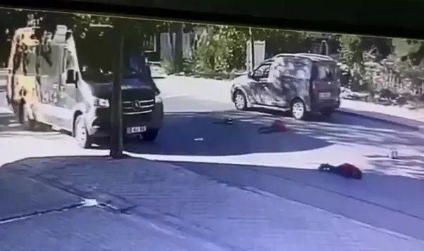 Yaya geçidinde minibüsün çarptığı anne ile ikizleri yaralandı