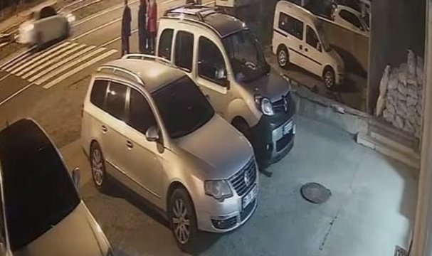 Yaya geçidinde otomobilin çarptığı kadın öldü