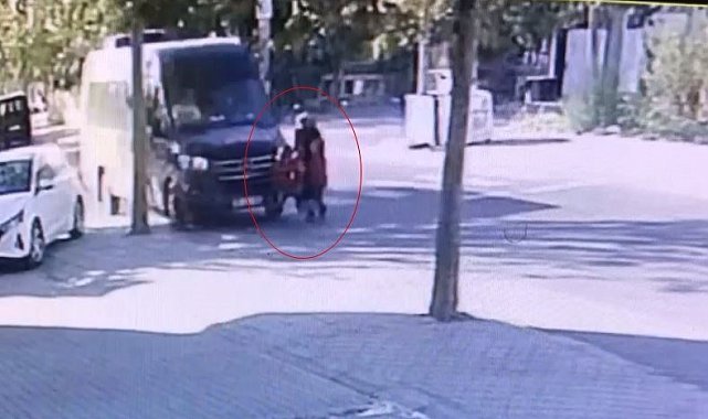 Yaya geçidinden geçen 3 kişiye minibüs çarptı