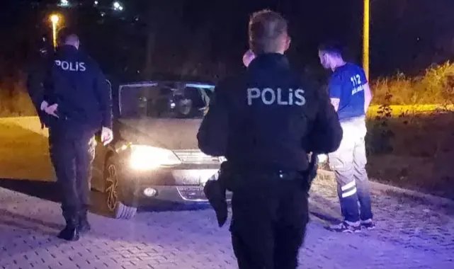 Yolun ortasında, çalışır vaziyetteki otomobilinde sızdı