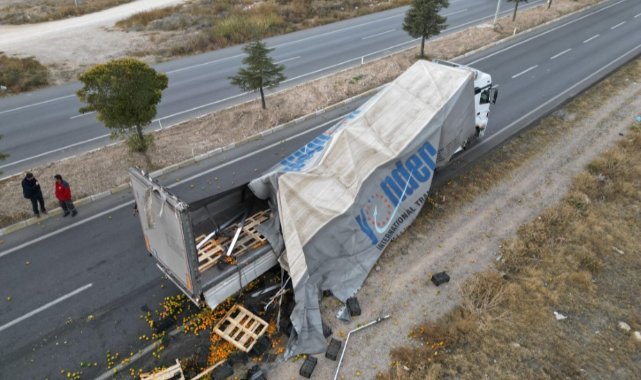 10 ton mandalina kara yolunu yarım saat ulaşıma kapattı