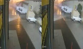 Adana'da fırtınada devrilen korkuluk ve reklam panosu araçlara zarar verdi