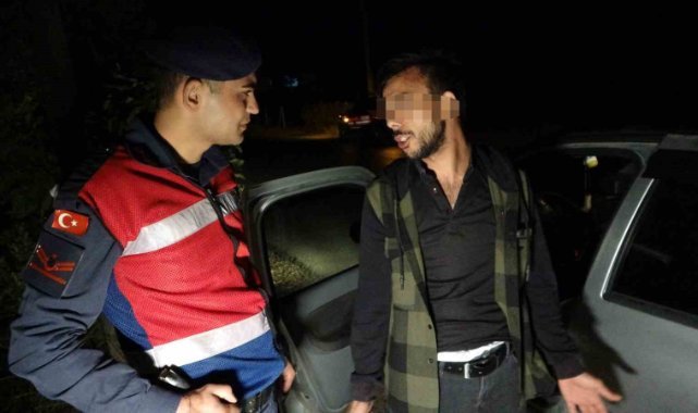 Alkolün etkisiyle arabada sızdı, uyandırılınca söyledikleri güldürdü