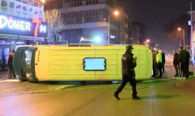 Ankara'da otomobilin çarptığı yolcu minibüsü devrildi; 6 kişi yaralandı