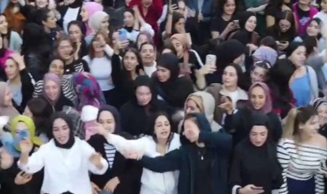 Aynı konsere kız ve erkek öğrencilerin verdiği farklı tepkiler milyonlarca izlendi