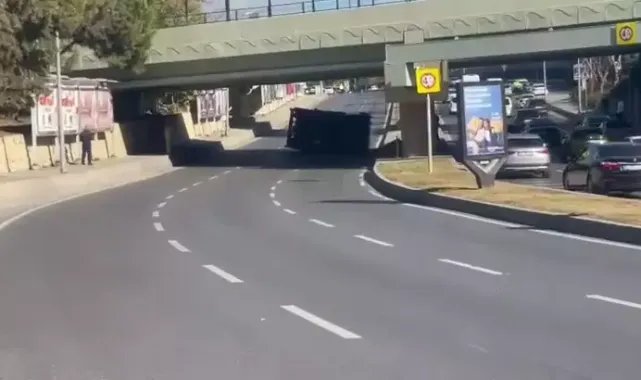 Bakırköy'de vinç üst geçide çarparak devrildi