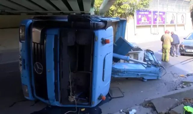 Bakırköy'deki o üst geçitte yine kaza; İSKİ vinci devrildi