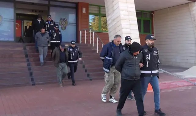 Belediye personeli gibi giyinip, kent merkezinde iş makinesiyle define aradılar