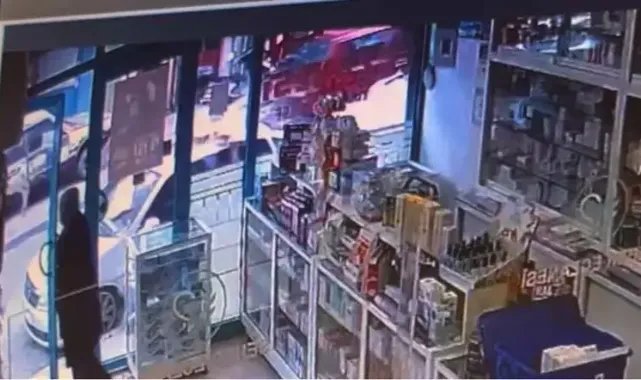 Beyoğlu'nda balkon duvarı yola çöktü; ölümden saniyelerle kurtuldu