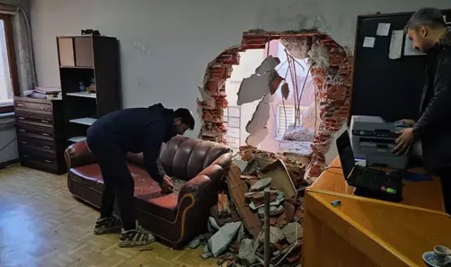 Bina yıkımı sırasında yanındaki 3 iş yerinin duvarları zarar gördü
