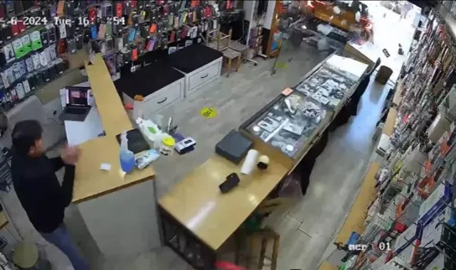 Bodrum’da otomobil, telefon mağazasına girdi