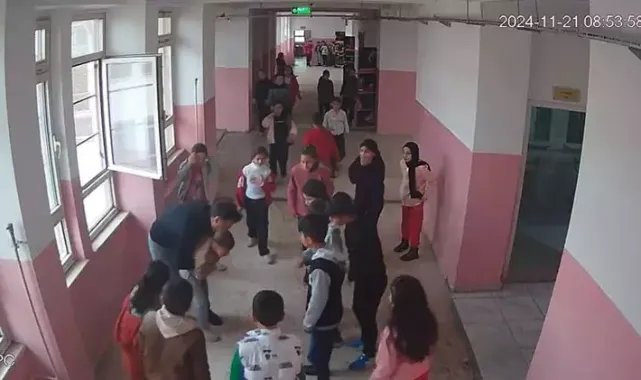 Boğazına şeker kaçan öğrencisini Heimlich manevrası ile kurtardı
