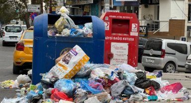 Buca'da belediye çalışanları iş bıraktı, ilçede çöp yığınları oluştu