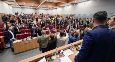 Büyükşehir meclisinde kadınlardan Aydemir protestosu