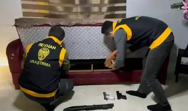 Çekyatın altından 7 ruhsatsız silah çıktı; ‘Sokakta buldum’ dedi