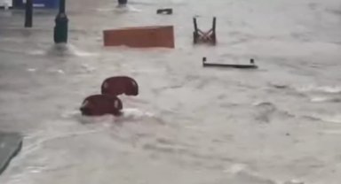 Çeşme’de sağanak: Masa ve sandalyeler akıntıya kalıp sürüklendi