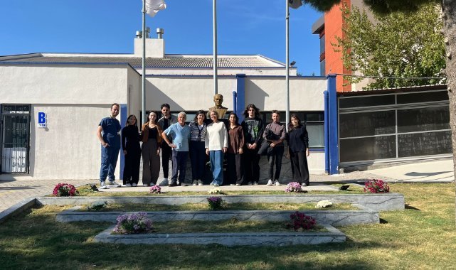 Egeli genç Diş Hekimleri Atatürk büstünü çiçeklendirdiler